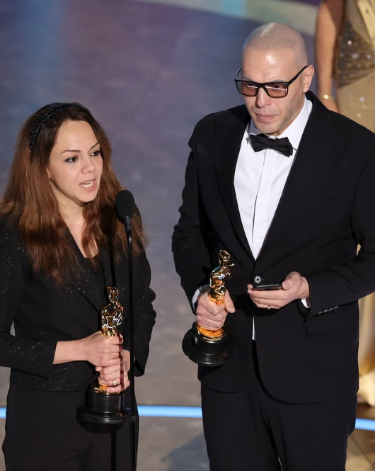 <strong>حسين مولايمي و شيرين سوهاني لحظة استلامهم جائزة أوسكار لـ أفضل فيلم رسوم متحركة قصير عن فيلم In the Shadow of the Cypress</strong>