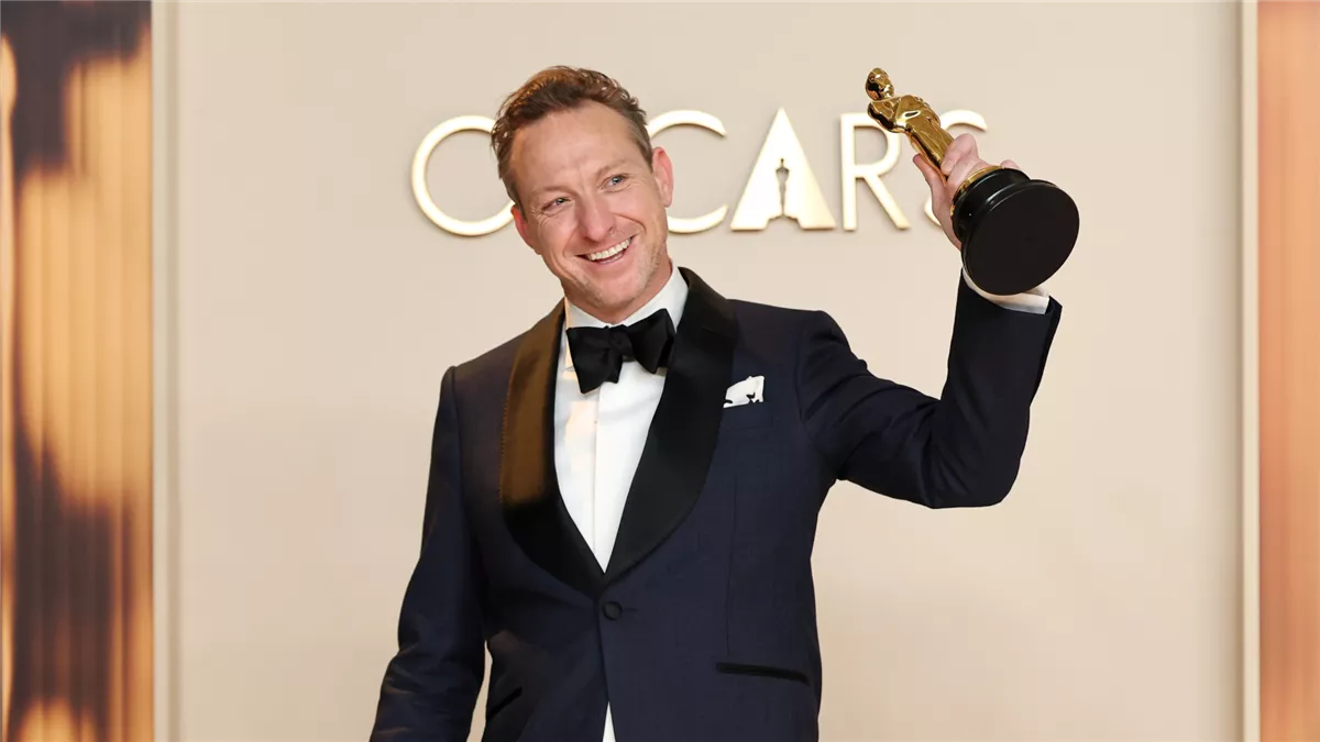 <strong>المصور السينمائي لول كراولي لحظة استلامه جائزة أوسكار لـ أفضل تصوير سينمائي عن فيلم The Brutalist</strong>