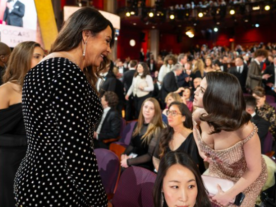 <strong>سيلينا جوميز بطلة فيلم Emilia Pérez تتحدث إلى زميلتها في الفيلم كارلا صوفيا جاسكون</strong>