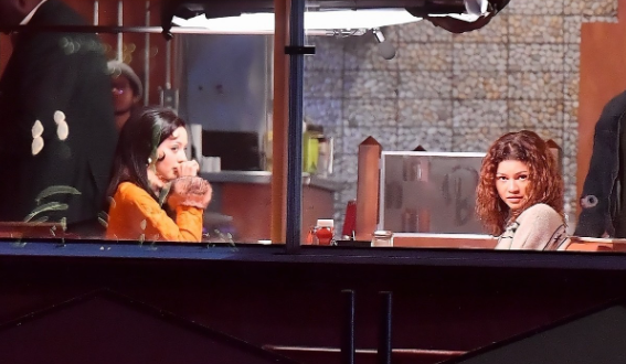 <strong>زيندايا و أليكسا ديمي أثناء تصويرهم مشاهد مسلسل 3 Euphoria في مطعم Bob’s Big Boy</strong>