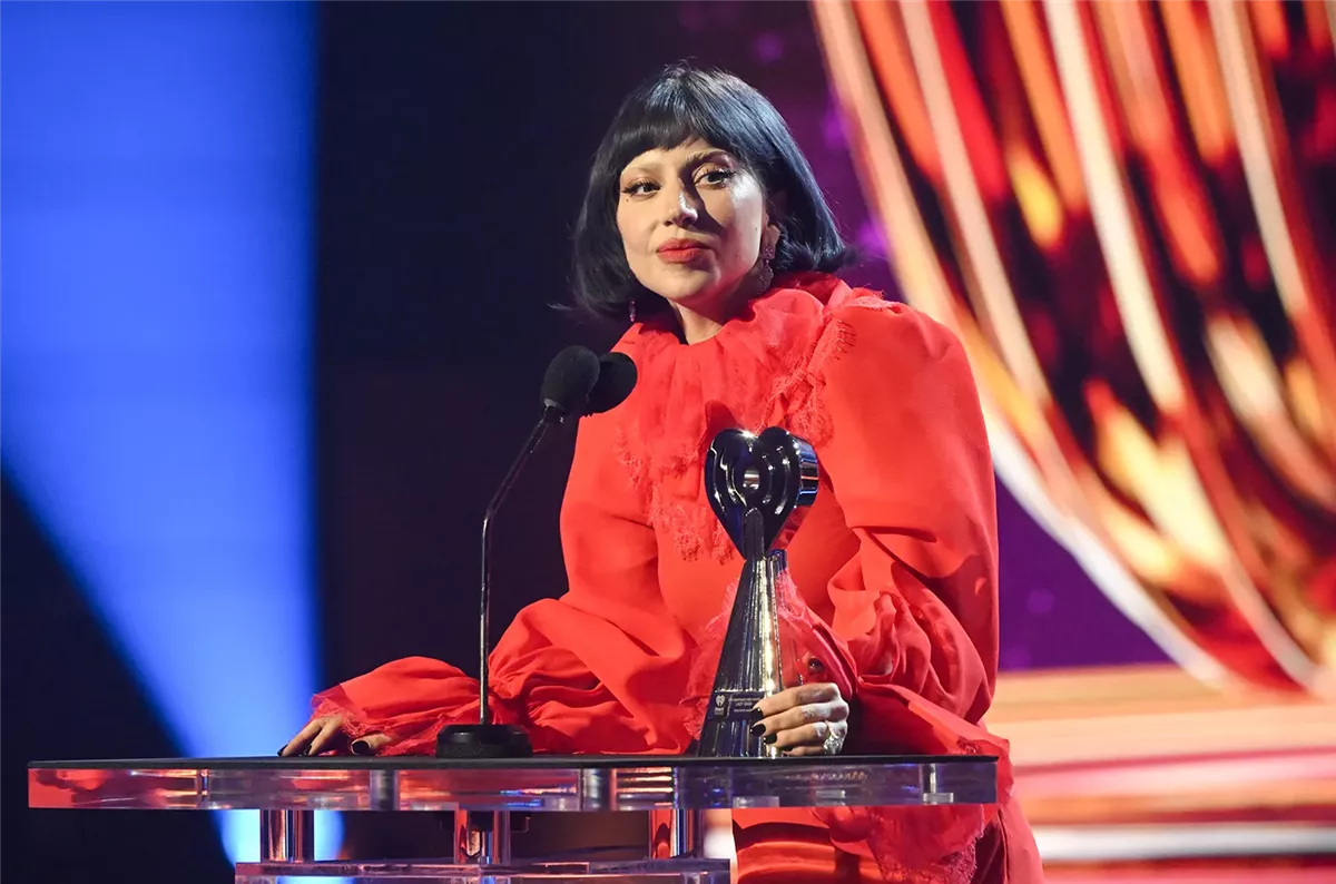 <strong>الفنانة الأمريكية ليدي جاجا اثناء استلامها جائزة أفضل تعاون في حفل 2025 iHeartRadio Music Awards </strong>
