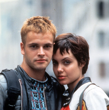 <strong>أنجلينا جولي و جوني لي ميلير أثناء فترة زواجهم عام 1996</strong>