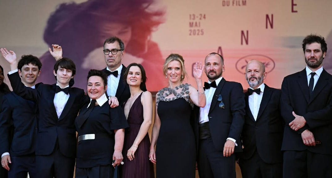 أبطال الفيلم الفرنسي Dossier 137 في العرض الخاص للفيلم بمهرجان كان السينمائي 2025 بعد منع زميلهم ثيو نافارو موسي من الحضور