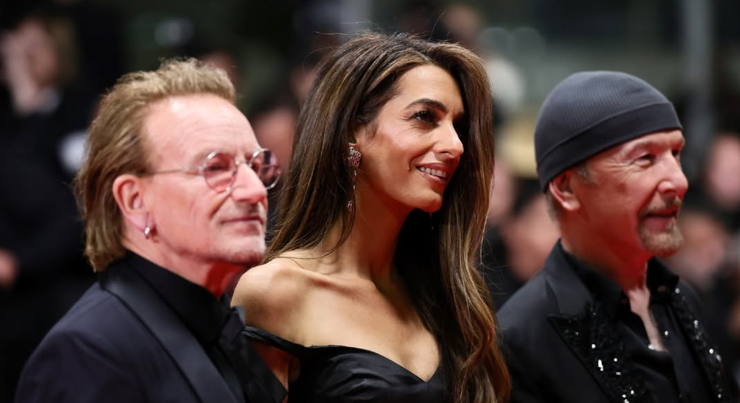 أمل علم الدين مع المطرب بونو في العرض الخاص لفيلمه الجديد Bono: Stories of Surrender بمهرجان كان السينمائي 2025