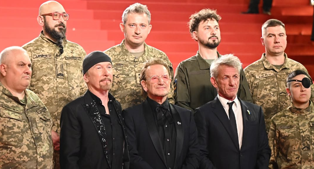المطرب بونو في العرض الخاص لفيلمه الجديد Bono: Stories of Surrender بمهرجان كان السينمائي 2025