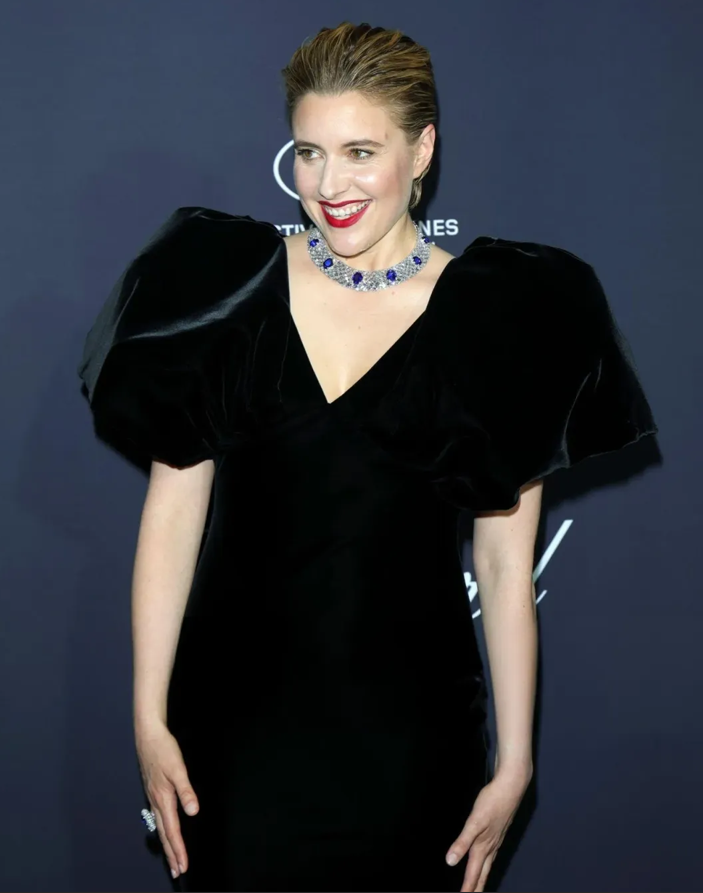 المخرجة جريتا جيرفيج في حفل دار مجوهرات Chopard المقام في مهرجان كان السينمائي 2025