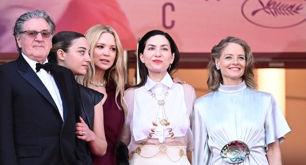 جودي فوستر مع فريق عمل فيلمها الفرنسي Vie privée المُترجم إلى A Private Life في مهرجان كان السينمائي 2025