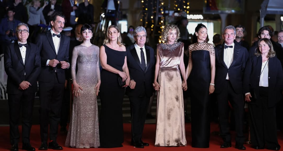 فاليريا جولينو مع فريق عمل الفيلم الإيطالي Fuori بمهرجان كان السينمائي 2025