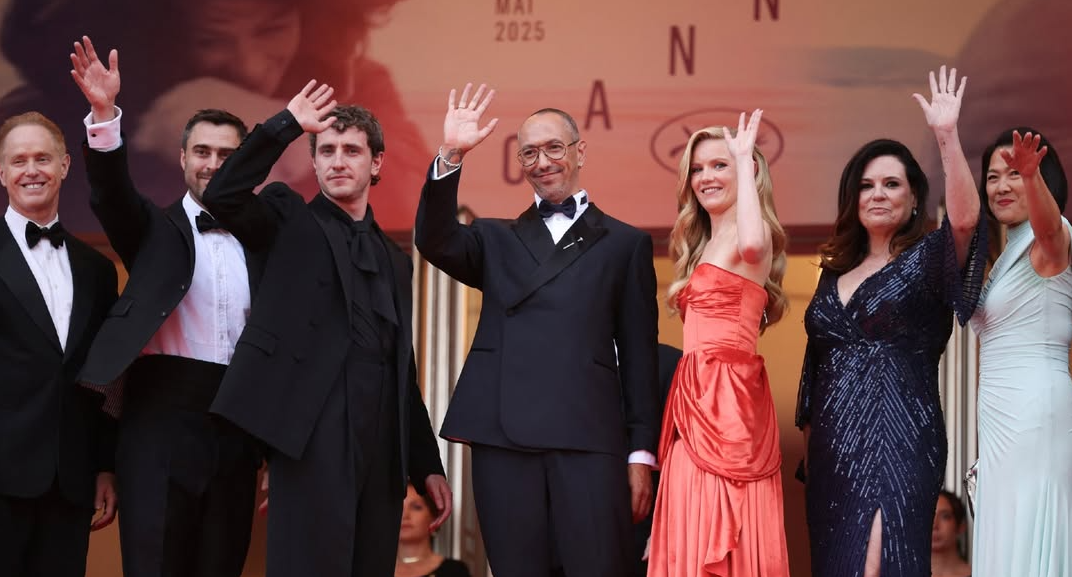 بول ميسكال مع فريق عمل فيلم The History of Sound في مهرجان كان السينمائي 2025