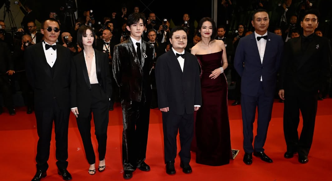 فريق عمل الفيلم الصيني Kuang ye shi dai المُترجم إلى Resurrection بعد عرضه الخاص في مهرجان كان السينمائي 2025