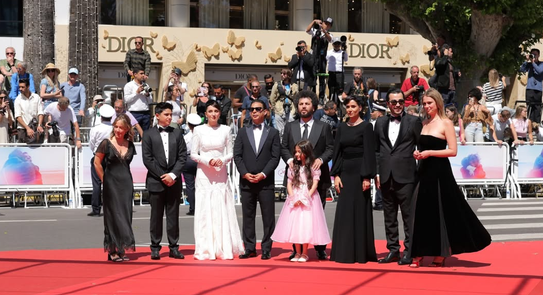 المخرج الإيراني سعيد روستاي مع فريق عمله فيلمه Zan va bache المُترجم إلى Woman and Child في مهرجان كان السينمائي 2025