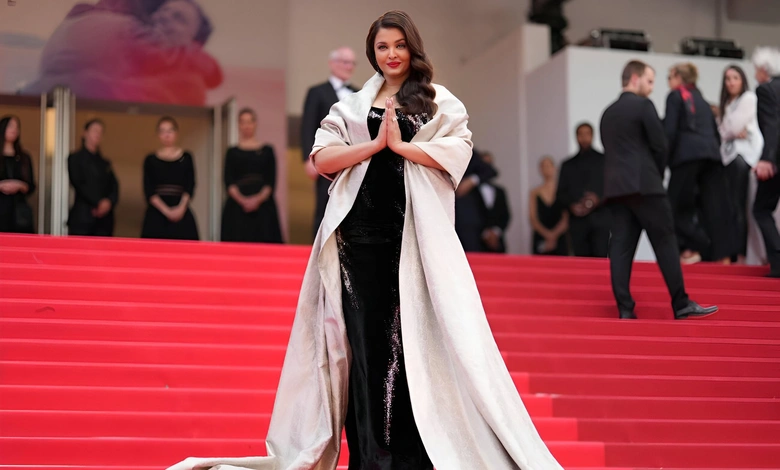 آيشواريا راي على السجادة الحمراء في العرض الخاص لفيلم بمهرجان كان السينمائي 2025