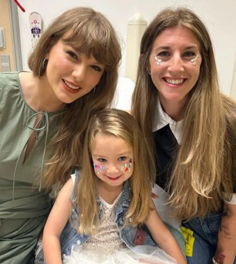 تايلور سويفت أثناء زيارتها لمستشفى الأطفال Joe DiMaggio Children’s Hospital