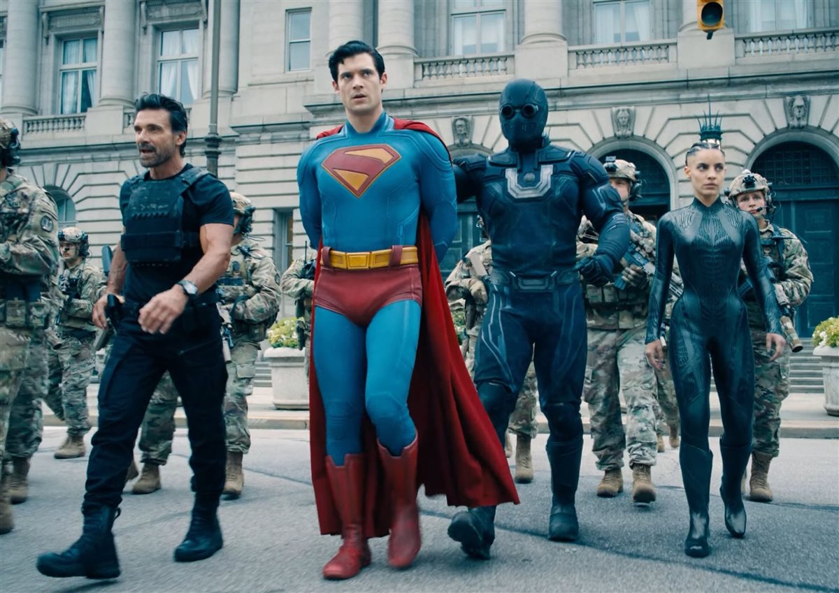 الممثل ديفيد كورينسويت في شخصية البطل الخارق سوبر مان في الفيلم الجديد Superman
