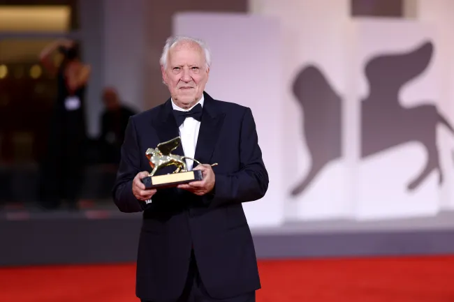 المخرج الألماني فيرنر هيرتزوج لحظة تكريمه بجائزة الأسد الذهبي في مهرجان فينيسيا السينمائي