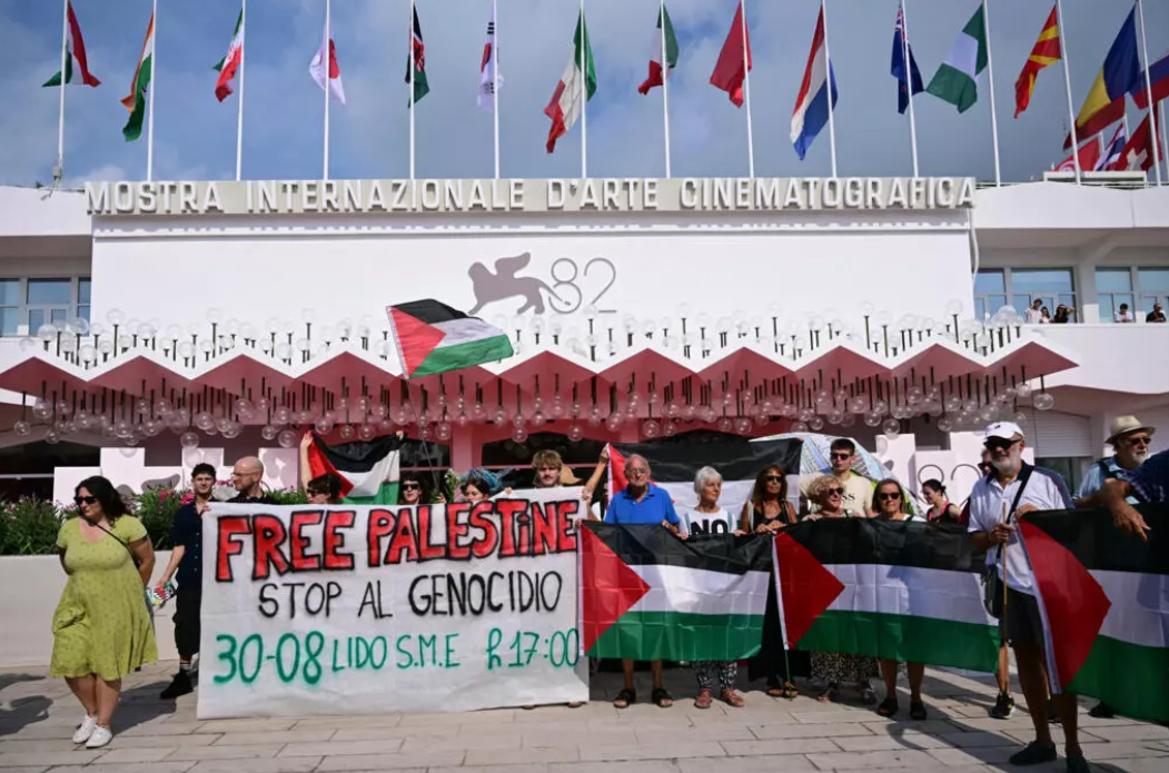 مظاهرات داعمة لـ فلسطين في مهرجان فينيسيا السينمائي 2025
