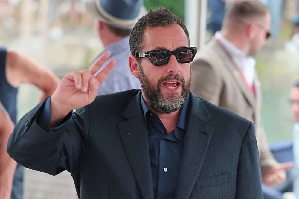 آدم ساندلر في مهرجان فينيسيا السينمائي 2025