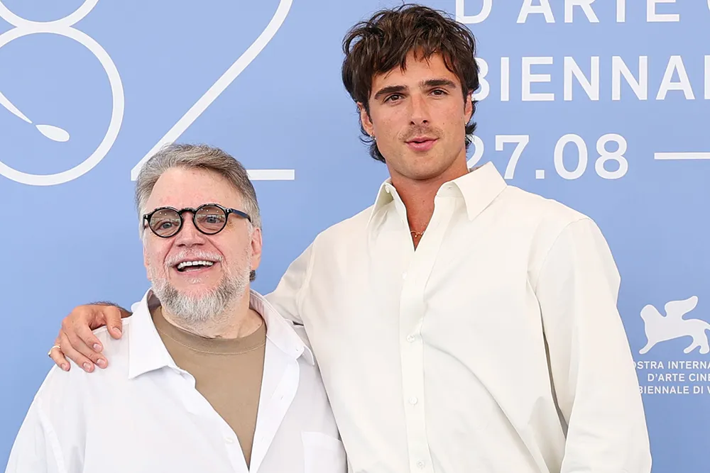 المخرج جييرمو ديل تورو مع جاكوب إيلوردي بطل فيلمه Frankenstein &nbsp;في مهرجان فينيسيا السينمائي 2025