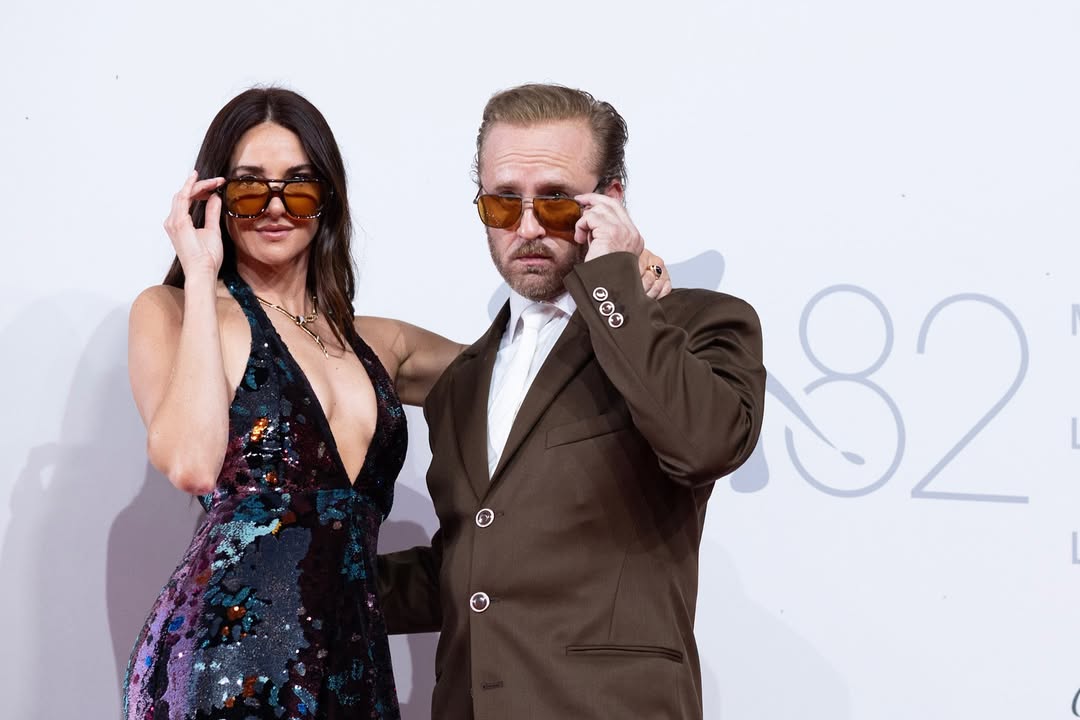 شايلين وودلي مع بن فوستر بطل فيلمها Motor City في مهرجان فينيسيا السينمائي 2025