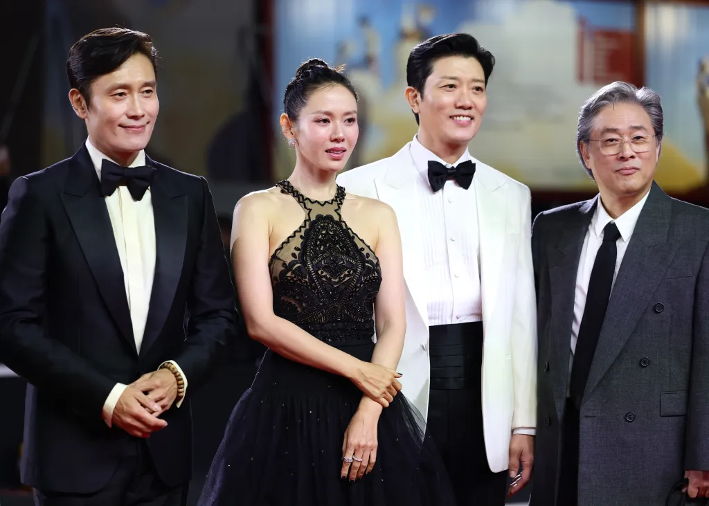 فريق عمل الفيلم الكوري الجنوبي الجديد No Other Choice في مهرجان فينيسيا السينمائي 2025