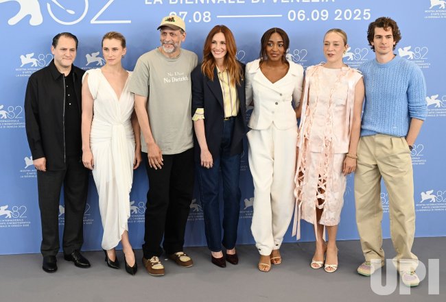 المخرج لوكا جواداجنينو مع فريق عمل فيلمه الجديد After the Hunt في مهرجان فينيسيا السينمائي 2025