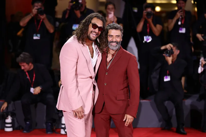 أوسكار إسحاق و جايسون موموا في مهرجان فينيسيا السينمائي 2025