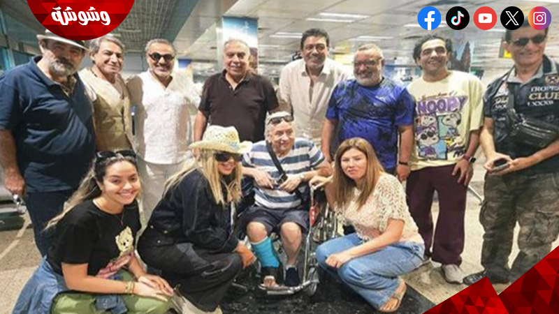 المخرج عمر عبد العزيز يظهر على كرسي متحرك بعد إصابة في قدمه
