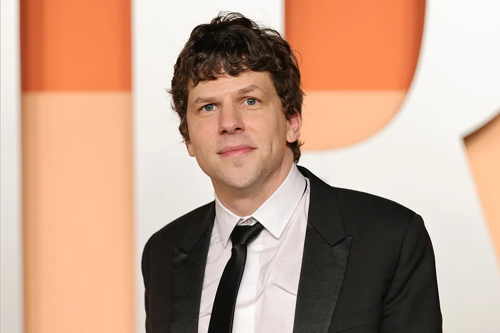 جيسي آيزينبيرج بطل الجزء الأول فيلم The Social Network