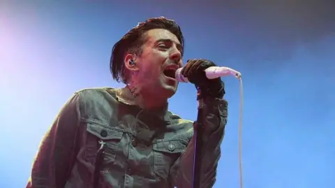 المطرب العالمي الراحل إيان واتكنز عضو فرقة Lostprophets