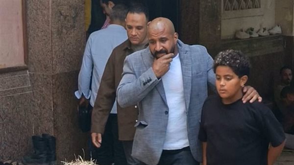 انهيار نجل محمد رمضان أثناء تشييع جثمان جده بالمهندسين