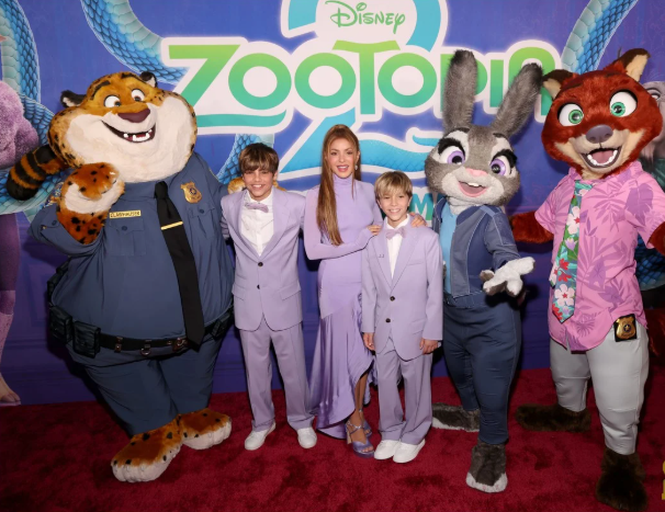 شاكيرا وأبنائها ميلان و ساشا في العرض الخاص لفيلمها الجديد Zootopia 2 بإطلالة متطابقة باللون البنفسجي