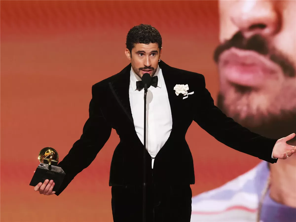 المطرب باد باني