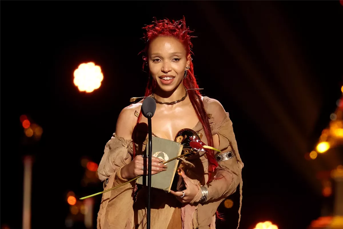 المطربة إف كيه إيه تويجز FKA twigs