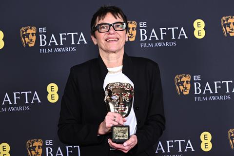 المنتجة السينمائية كلير بينز لحظة فوزها