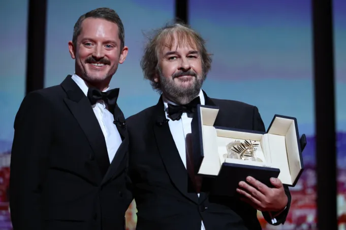 بيتر جاكسون مخرج أفلام The Lord of the Rings لحظة تكريمه في مهرجان كان السينمائي وبطل السلسلة إليجاه وود