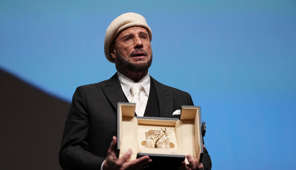 جون ترافولتا يفوز بجائزة السفعة الذهبية الفخرية في مهرجان كان السينمائي 2026