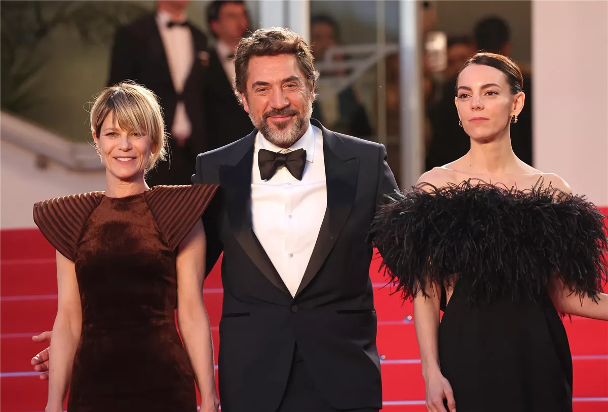 خافيير باردم مع بطلات فيلمه الجديد El Ser Querido في العرض الخاص له في مهرجان كان السينمائي 2026