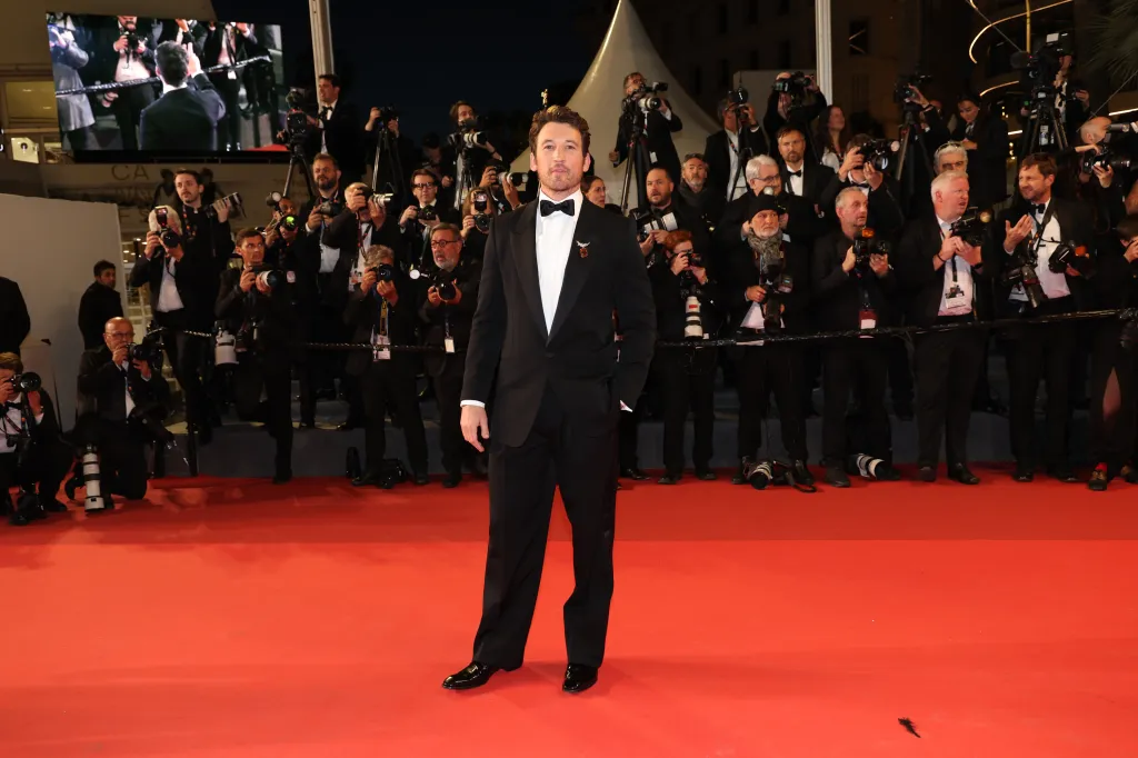مايلز تيلر في العرض الخاص لفيلمه الجديد “Paper Tiger” في مهرجان كان السينمائي 2026