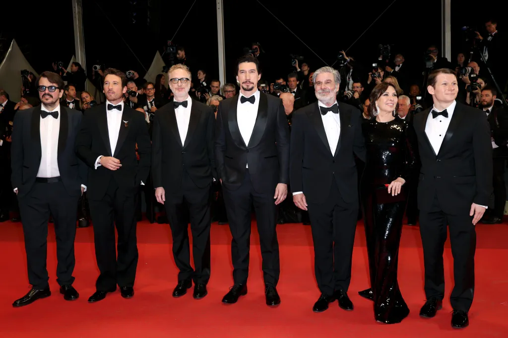 فريق عمل فيلم “Paper Tiger” في العرض الخاص له بمهرجان كان السينمائي 2026