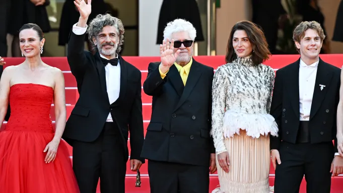 المخرج بيدرو المودوبار مع فريق عمل فيلمه Bitter Christmas في مهرجان كان السينمائي 2026