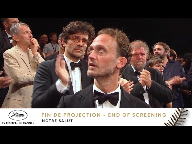 إمانويل مار مخرج فيلم A Man of His Time بعد تصوير نفسه في العرض الخاص للفيلم في مهرجان كان السينمائي 2026