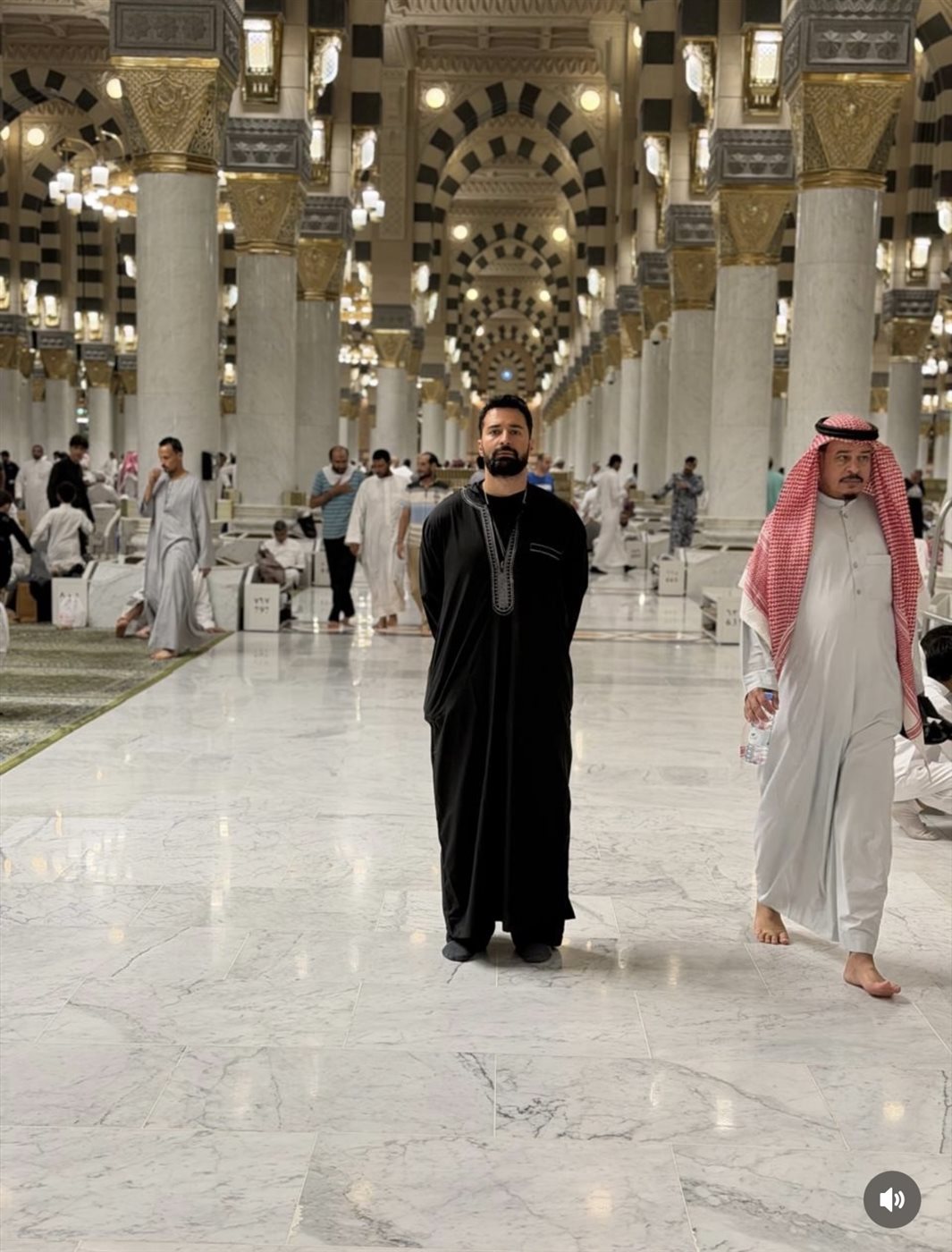 أحمد حاتم يشارك جمهوره أجواء أدائه لمناسك الحج