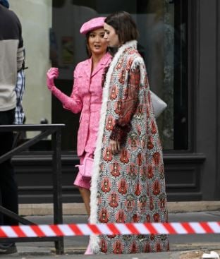 ليلى كولينز وآشلي بارك تخطفان الأنظار في كواليس تصوير الموسم الأخير من “Emily in Paris”