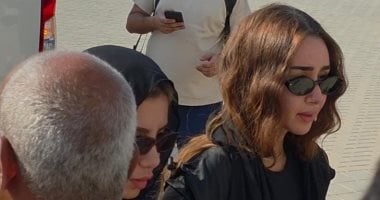 هنا الزاهد تتقدم نجوم الفن في جنازة والد تامر حسني.. وعصام السقا ومدين يحرصون على الحضور