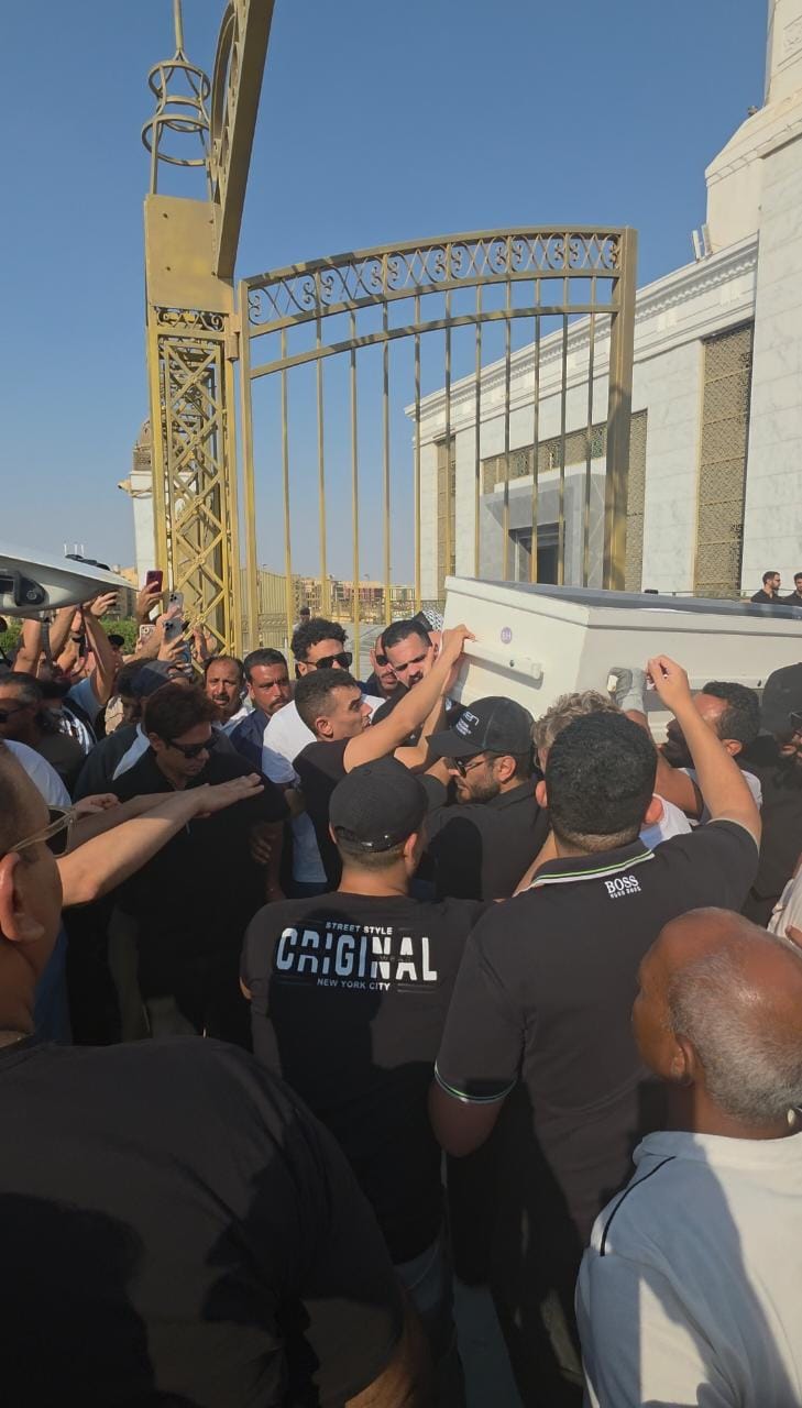 تامر حسني يشيع جثمان والده في جنازة مؤثرة.. ونجوم الفن يساندونه في وداعه الأخير