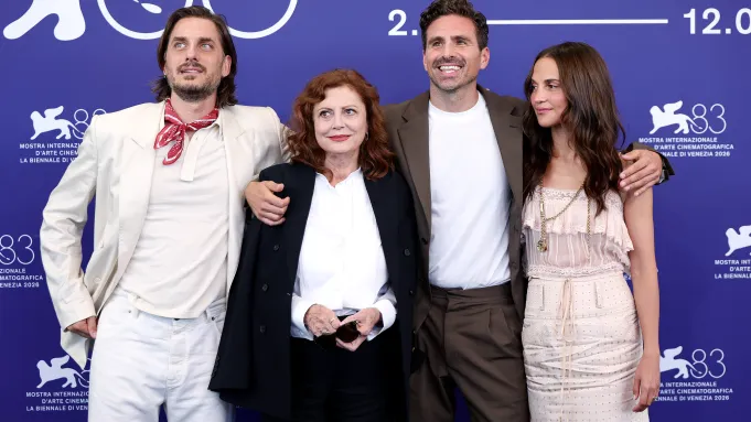 سوزان سارندون مع فريق عمل فيلمها الجديد The Echo Chamber في مهرجان فينيسيا السينمائي 2026