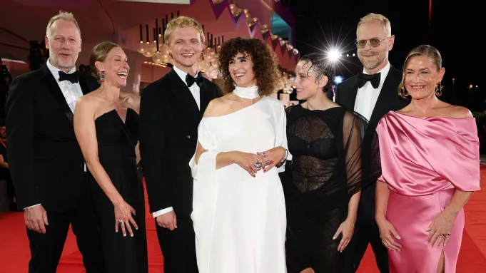 فريق عمل فيلم Woman Unknown في العرض الخاص له بمهرجان فينيسيا السينمائي 2026