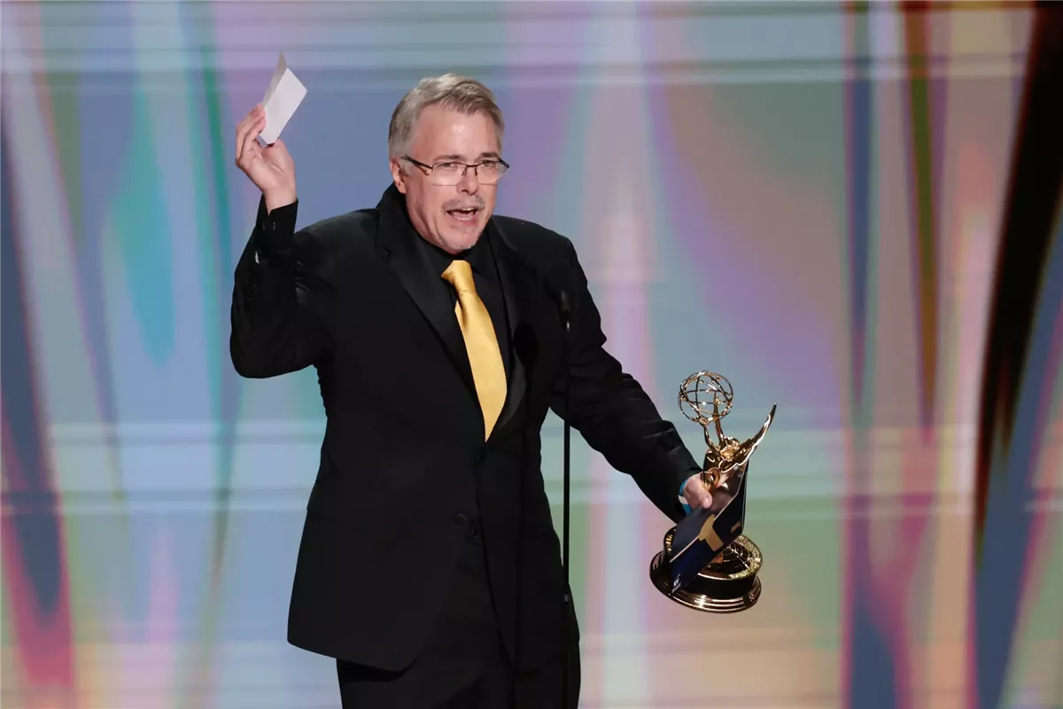 فينس جيليجان مؤلف وسيناريست مسلسل Pluribus أثناء فوزه بجائزة إيمي 2026