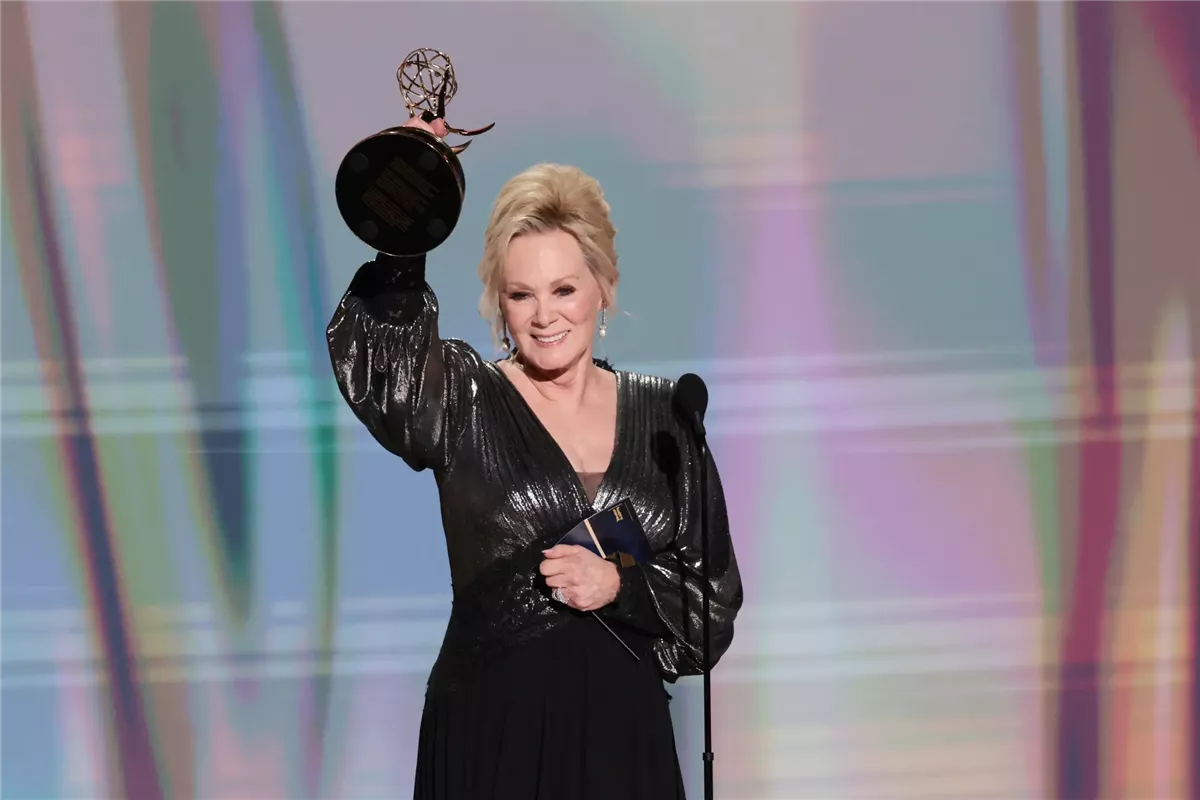 الممثلة جين سمارت بطلة مسلسل Hacks لحظة فوزها بجائزة إيمي 2026