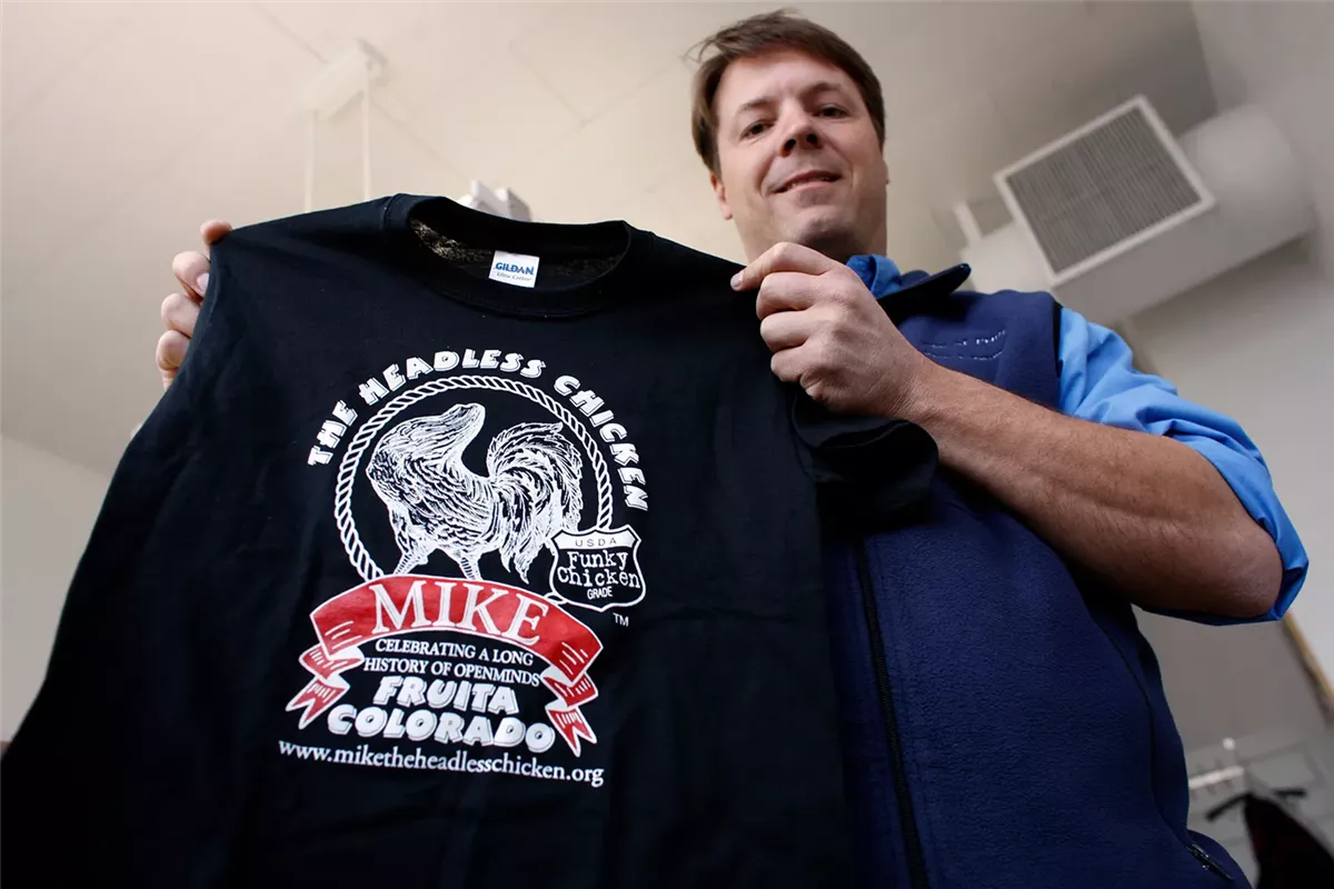 التيشرتات التي يرتديها المواطنين في مهرجان Miracle Mike السنوي تكريماً للديك مايك